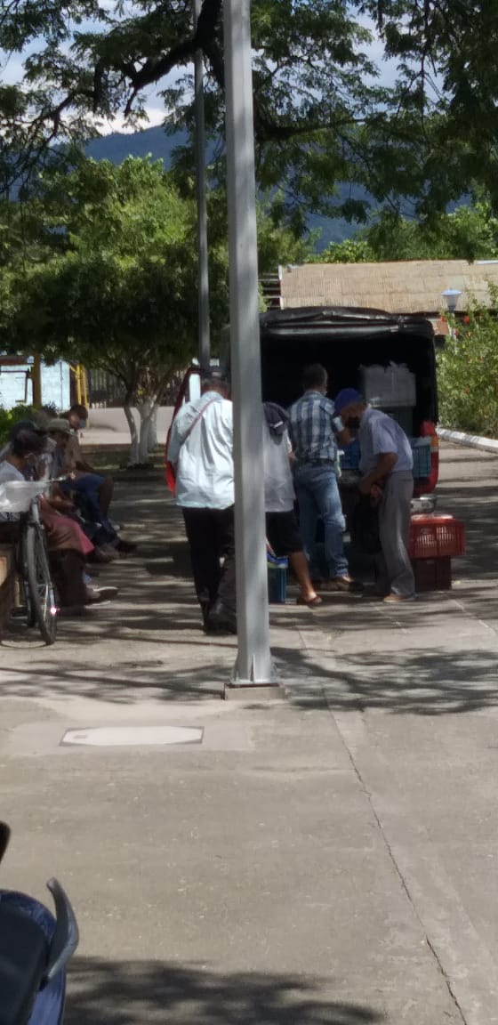 Adultos mayores hacen fila en Guarinocito para recibir su alimentojpeg