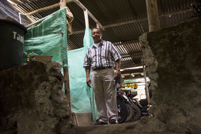 El profesor Jesús Castillo en las ruinas de la antigua estación de Policía, donde hoy funcionan los bomberos.