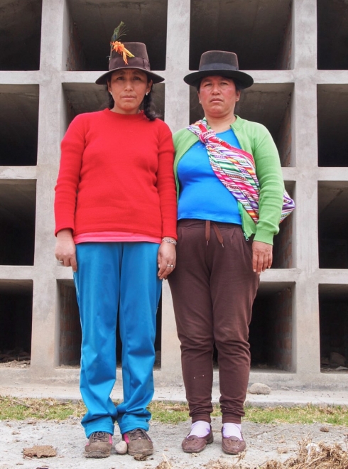 Carmen Palomino (derecha), junto a Kruzcaya, su hermana menor