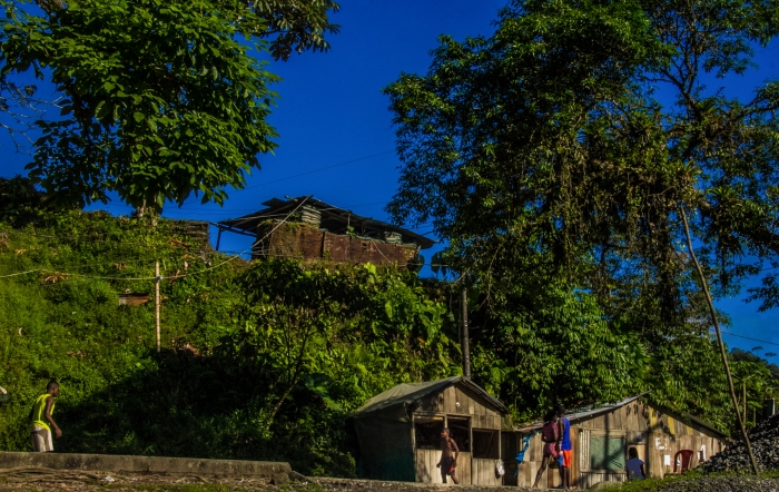 La carretera entre Pereira y Quibdó es la vía más importante del departamento del Chocó y los grupos armados se han disputado su control desde mediados de los noventa. En la imagen: trincheras y fortificaciones a pocos kilómetros de Santa Cecilia.  Fotografía: Rodrigo Grajales.