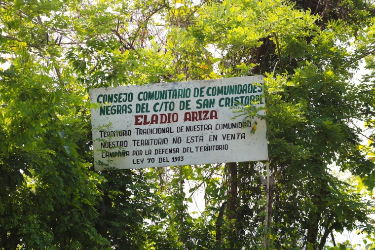 Después de dos horas de camino desde Cartagena, este letrero le avisa al visitante que está por ingresar a un territorio ancestral que comprende parcelas de los municipios de San Jacinto y María La Baja. Foto: Samuel López.