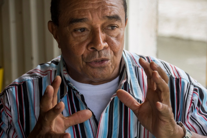 Jesús Castillo en su casa de Santa Cecilia emocionarse y llorar cada que recuerda aquella tarde en que detuvo la guerra con una sábana blanca en la mano.  Fotografía: Rodrigo Grajales.