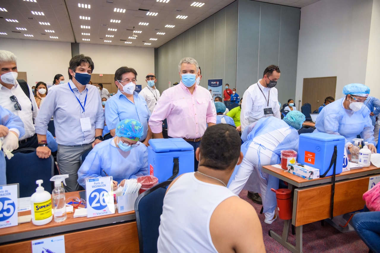 El presidente Iván Duque en un centro de vacunación de san Andrés junto ministro de Salud y el Gobernador Everth Hawkins