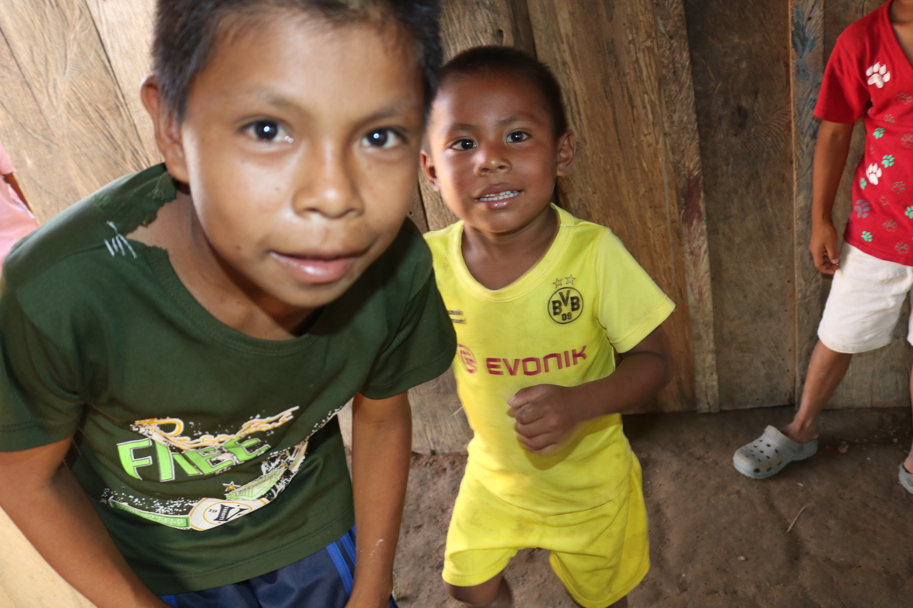 23. Un grupo de ninos en la comunidad de Maniare curiosea la camara fotografica 50