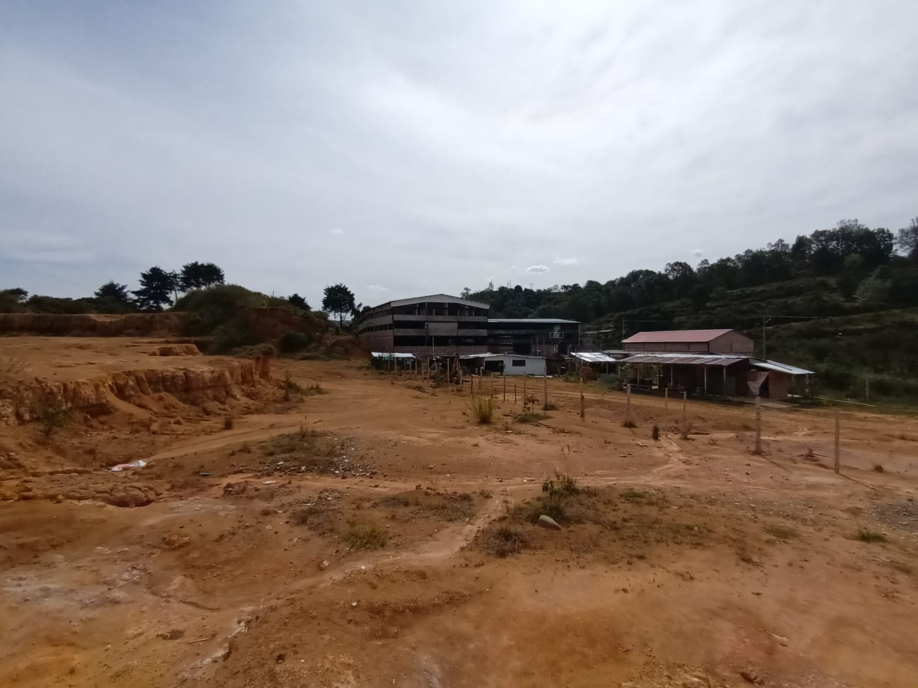 Interior de El Tierrero donde aplanaron una colina para extraer materiales de rellenojpg