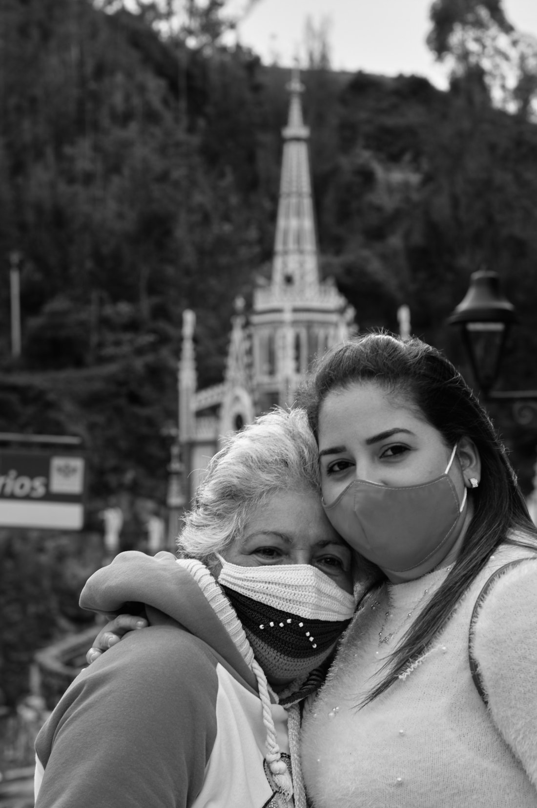 JUAN ANDRES Zaida y Zully Soto madre e hija en el Santuario de nuestra señora de las Lajas en I