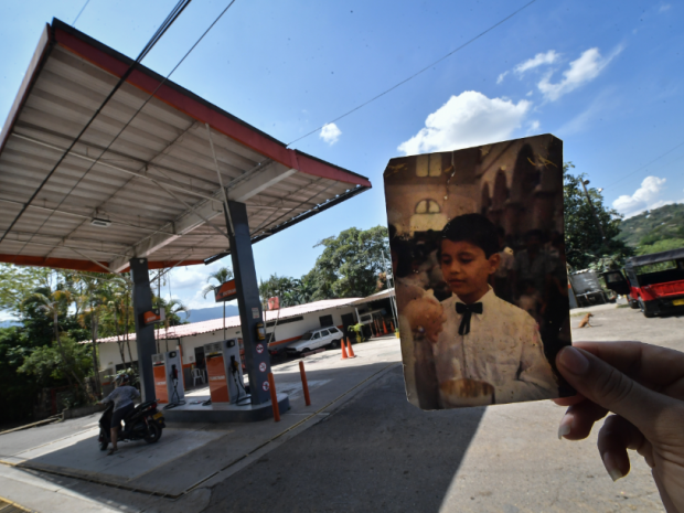 En la estación de gasolina, que se encuentra sobre la vía que comunica a Viotá con Mesitas del Colegio, fue donde los paramilitares obligaron a Jorge Leyva a subirse a un vehículo. Fotografía: José Vargas.