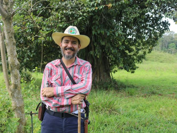 La ganadería regenerativa bajó a Román Jiménez del caballo; ahora recorre la hacienda a pie y contempla, detalladamente, cada cambio en El Pajuil. La observación es primordial en la práctica de la ganadería regenerativa. Fotografías: Paola Andrea Peña Roa.