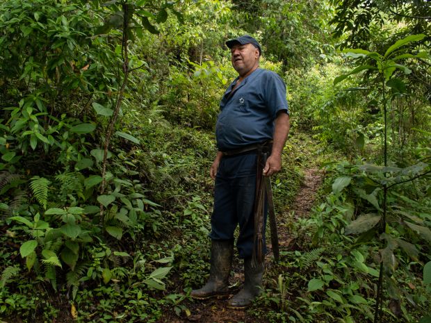 “No me gusta ir manivacío”, dice José Iván Hernández mientras se amarra al cinturón un largo machete, antes de encaminarse al bosque. Fotografía: Angie Serna Morales.