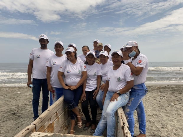 Las mujeres y el pescador son miembros de la Asociación de Mujeres Resilientes de Tasajera. Foto: Lady Celis Bernier.