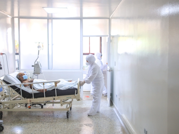 Los pacientes críticos requerían atención especial en las unidades de cuidados intensivos con ventiladores que facilitaban la entrada del oxígeno al cuerpo.