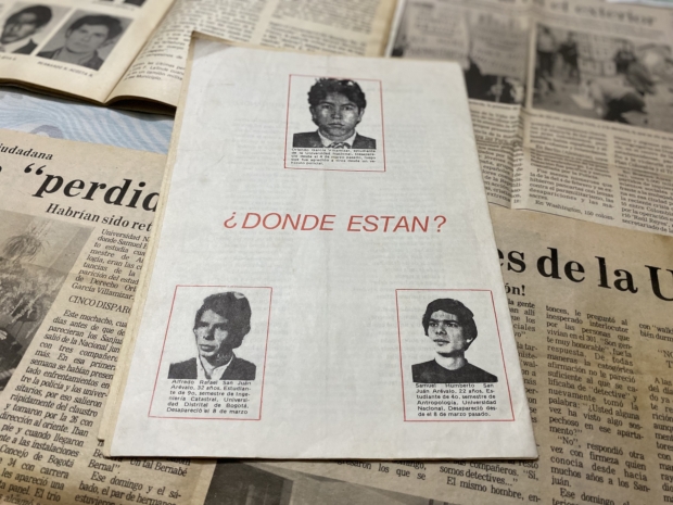 Las familias del Caso Colectivo 82 han construido un archivo sobre sus familiares detenidos y desaparecidos y cómo los han buscado durante estas cuatro décadas. Ese archivo lo componen recortes de periódicos ya amarillentos por el paso del tiempo, copias de fotografías a blanco y negro, cartillas que hablan de la desaparición forzada y varios textos, algunos hechos a mano y otros con máquina de escribir, acerca de cómo ha sido la búsqueda. / Fotos: José Puentes.