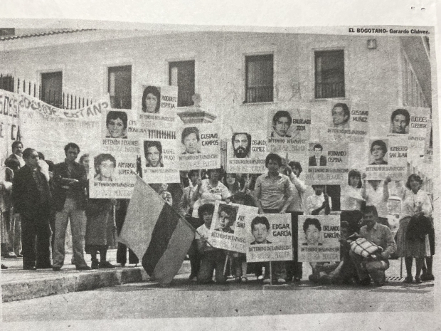 Las familias del Caso Colectivo 82 han construido un archivo sobre sus familiares detenidos y desaparecidos y cómo los han buscado durante estas cuatro décadas. Ese archivo lo componen recortes de periódicos ya amarillentos por el paso del tiempo, copias de fotografías a blanco y negro, cartillas que hablan de la desaparición forzada y varios textos, algunos hechos a mano y otros con máquina de escribir, acerca de cómo ha sido la búsqueda. / Fotos: José Puentes.