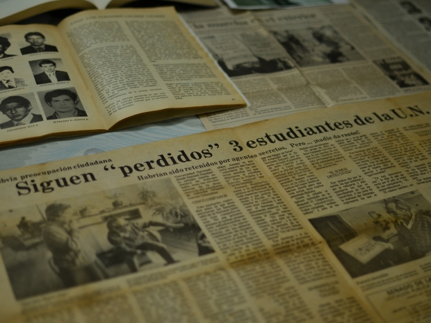 Las familias del Caso Colectivo 82 han construido un archivo sobre sus familiares detenidos y desaparecidos y cómo los han buscado durante estas cuatro décadas. Ese archivo lo componen recortes de periódicos ya amarillentos por el paso del tiempo, copias de fotografías a blanco y negro, cartillas que hablan de la desaparición forzada y varios textos, algunos hechos a mano y otros con máquina de escribir, acerca de cómo ha sido la búsqueda. / Fotos: José Puentes.