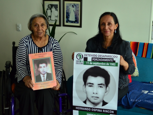 Doña María Elena Ruiz, de 73 años, y su hija, Marta Ospina, de 53, sosteniendo una imagen de Hernando Ospina, esposo y padre respectivamente, quien fue detenido y desaparecido forzadamente en marzo de 1982. / Foto: José Puentes.