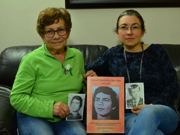 Marta acompaña a su madre en el proceso de búsqueda de sus hermanos desde muy joven. Hoy continúa en esa tarea. / Foto: José Puentes.