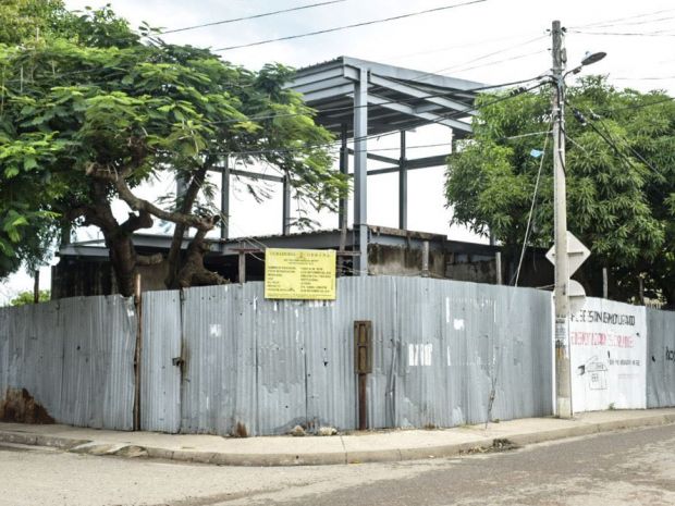 El puesto de salud del barrio Daniel Lemaitre funcionó hasta 2014 donde se encuentra hoy un esqueleto de vigas prominentes. La obra completa cuatro años paralizada por falta de plata y porque su predio no estaba legalizado. (Foto de Sharon Mejía).