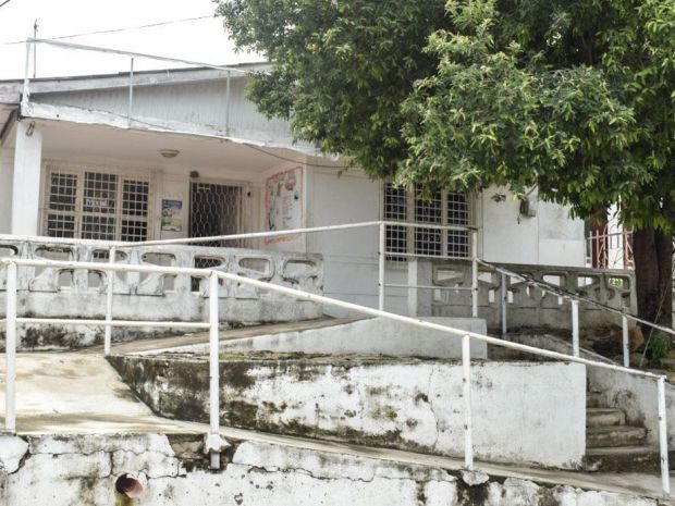 Cuando el Consorcio Salud Heroica inició las obras en 2015, el puesto de salud comenzó a funcionar en esta vivienda cercana arrendada por ese contratista. La medida, que la Alcaldía anunció como una contingencia de meses, ya completa cinco años. (Foto de Sharon Mejía).