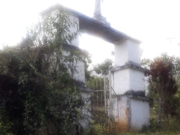 “Nací en este pueblo, mi poesía nació entre la colina y el río, la lluvia tomó mi voz, y como la madera, se empapa en los bosques”, Pablo Neruda.