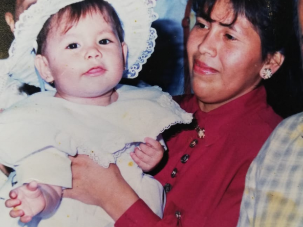 Rosa Pito es maestra comunitaria. Crió sola a Daniela y a su hermano menor. La joven lideresa nasa dice que su madre es uno de sus principales referentes y que espera alcanzar la “coherencia” que ha visto en ella. Fotos: cortesía Daniela Soto.