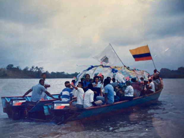 Comunidades de Salahonda y La Playa, navegan a través de esteros, canales que se forman entre manglares. (Tomada por: archivo de la Compañía de María-La Playa).