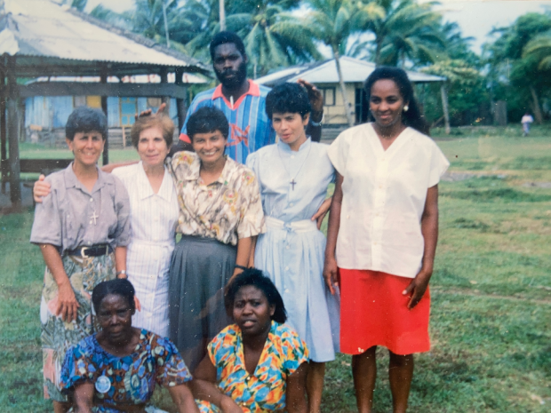 Entre religiosas y líderes comunitarios, en el centro de la foto, la hermana Yolanda Cerón luce su sonrisa característica.  (Tomada por: archivo de la Compañía de María-La Playa).