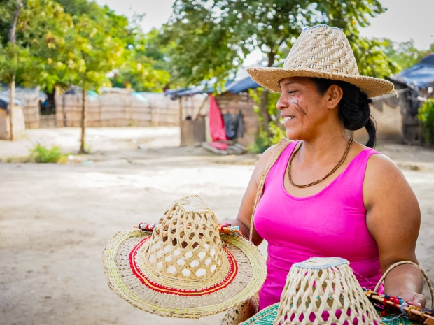 El pueblo indígena yukpa llegó hace catorce años a la ciudad fronteriza de Cúcuta, en Norte de Santander. Es una comunidad binacional que por medio de la música, la danza y las artesanías lucha por mantener sus tradiciones culturales. Fotografía: Diego García D'Caro.