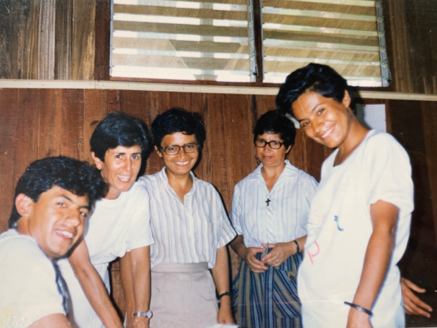 De pelo corto, gafas y sonrisa amplia, en el centro de la foto, la hermana Yolanda Cerón con algunos compañeros de trabajo. (Tomada por: archivo de la Compañía de María-La Playa).