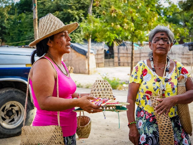 El pueblo indígena yukpa llegó hace catorce años a la ciudad fronteriza de Cúcuta, en Norte de Santander. Es una comunidad binacional que por medio de la música, la danza y las artesanías lucha por mantener sus tradiciones culturales. Fotografía: Diego García D'Caro.