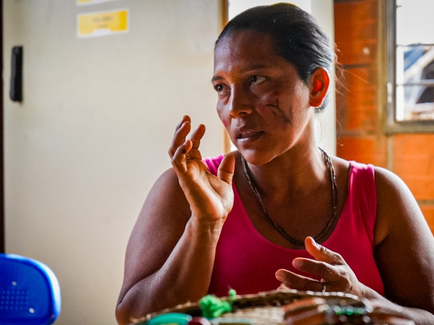 El pueblo indígena yukpa llegó hace catorce años a la ciudad fronteriza de Cúcuta, en Norte de Santander. Es una comunidad binacional que por medio de la música, la danza y las artesanías lucha por mantener sus tradiciones culturales. Fotografía: Diego García D'Caro.