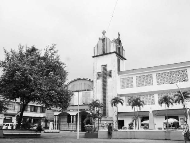 Plazoleta del parque Nariño, en Tumaco. Arriba a la izquierda la iglesia La Merced. (Tomada por: Angélica Aley Moncada).