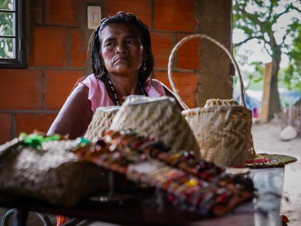 El pueblo indígena yukpa llegó hace catorce años a la ciudad fronteriza de Cúcuta, en Norte de Santander. Es una comunidad binacional que por medio de la música, la danza y las artesanías lucha por mantener sus tradiciones culturales. Fotografía: Diego García D'Caro.