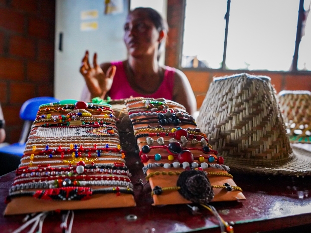 El pueblo indígena yukpa llegó hace catorce años a la ciudad fronteriza de Cúcuta, en Norte de Santander. Es una comunidad binacional que por medio de la música, la danza y las artesanías lucha por mantener sus tradiciones culturales. Fotografía: Diego García D'Caro.