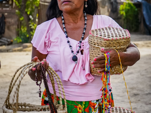 El pueblo indígena yukpa llegó hace catorce años a la ciudad fronteriza de Cúcuta, en Norte de Santander. Es una comunidad binacional que por medio de la música, la danza y las artesanías lucha por mantener sus tradiciones culturales. Fotografía: Diego García D'Caro.