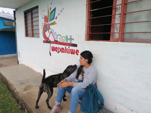 Daniela pasó parte de su infancia y adolescencia en el resguardo Pueblo Nuevo. Allí, dice, fue donde comenzó a reconocerse como una mujer indígena. Fotos: Tatiana Escárraga