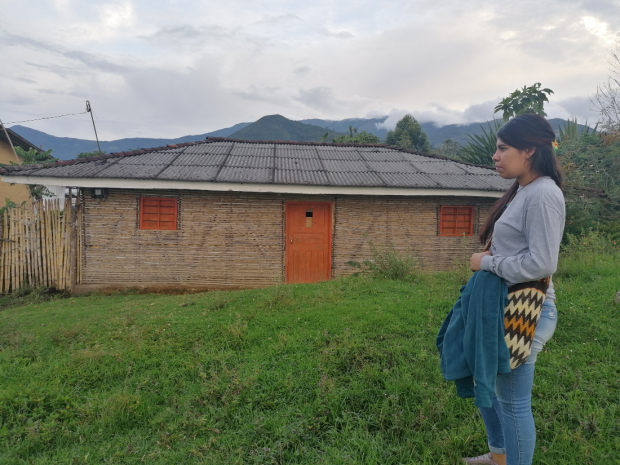 Daniela pasó parte de su infancia y adolescencia en el resguardo Pueblo Nuevo. Allí, dice, fue donde comenzó a reconocerse como una mujer indígena. Fotos: Tatiana Escárraga