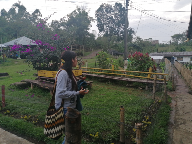 Una visita al Centro de Desarrollo Comunitario Luis Ángel Monroy, donde terminó su bachillerato. Muchos de los compañeros de su generación, cuenta Daniela, se han ido a las filas de los grupos armados ante la falta de oportunidades. Fotos: Tatiana Escárraga