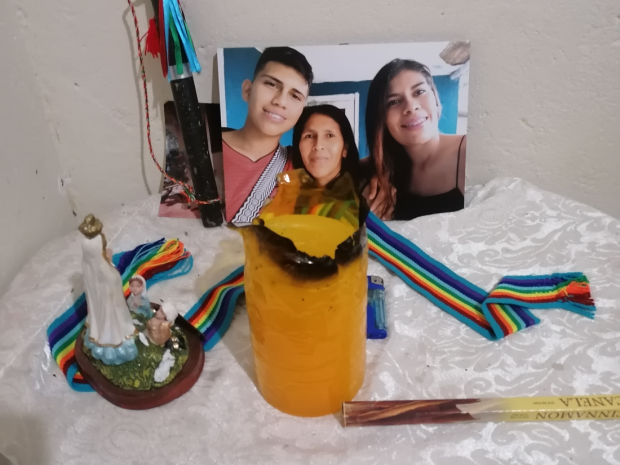 El altar que Rosa Pito, la mamá de Daniela, tiene en la casa. Es su manera de proteger a sus dos hijos, dice. Foto: Tatiana Escárraga