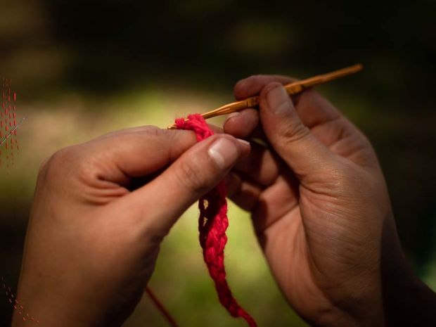 'Hilando la Paz' es un proyecto que mantiene la tradición indígena nasa del tejido.