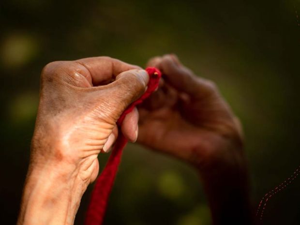 El tejido ha unido a mujeres reincorporadas del AETCR de Caldono, Cauca, y habitantes de la comunidad, la mayoría de ellas de resguardos indígenas.