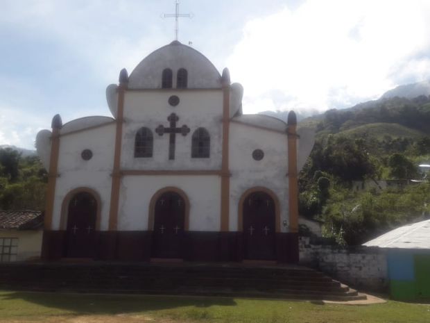 La iglesia de El Aro parece que tuviera alas de mariposa, pero son alas de cemento, y esas, por más dura que sea la vida, no vuelan.