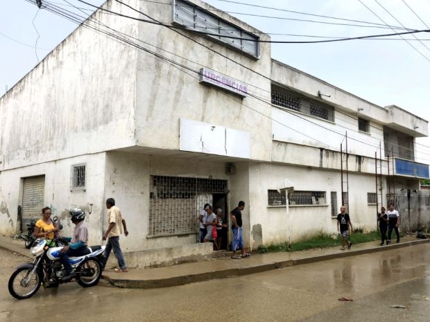 Antes de ser demolida por el gobierno de Dionisio Vélez, en este sitio funcionaba 24 horas un hospital que les ofrecía a los habitantes de Nelson Mandela servicios de emergencias y consulta externa. Ahora es un elefante blanco. ( Foto de Tatiana Velásquez).