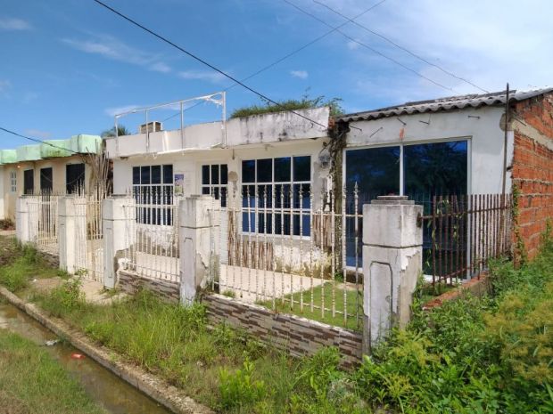 En esta vivienda son atendidos hoy los habitantes de Puerto Rey. Su antiguo puesto de salud de dos pisos fue demolido por la administración de Dionisio Vélez hace cinco años. Todavía no se vislumbra una fecha de apertura para la nueva construcción. (Foto de Antonio Canchila).