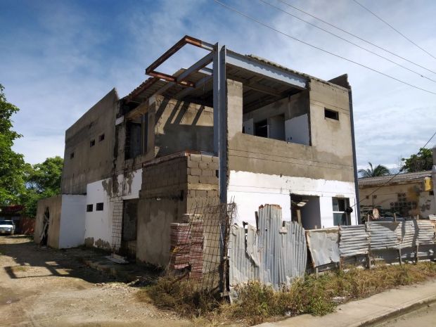 Esta estructura es lo único que han podido ver los habitantes de Punta Canoa del moderno centro de salud que les prometió la administración de Dionisio Vélez y que comenzó a construir a mediados de 2015. Desde entonces, los lugareños reciben los servicios de salud en un centro cultural, mientras esta estructura, a sol y lluvia, se deteriora lentamente. (Foto de Antonio Canchila).