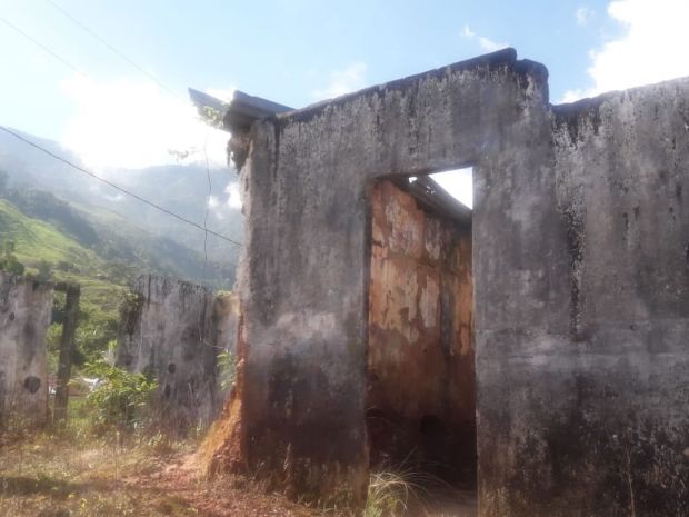 Las ruinas de El Aro, que aún siguen de pie, conservan las manchas del incendio ocurrido aquel octubre de 1997.