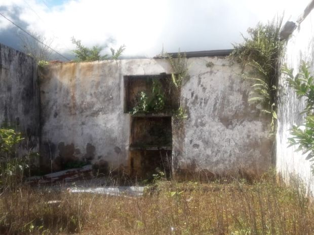 El olor a tierra salvaje ha mantenido intacto el recuerdo de los quince vecinos que fueron asesinados.