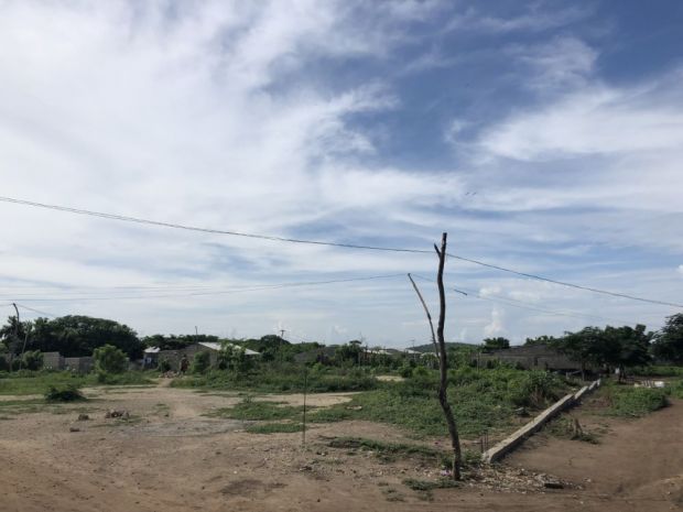 Del anunciado puesto de salud para Tierrabomba solo quedó este terreno desmontado sobre una loma. Mientras llega el puesto de salud, sus casi 4.000 habitantes deben conformarse recibiendo atención médica en una casa de esa población insular.  (Foto de Tatiana Velásquez).