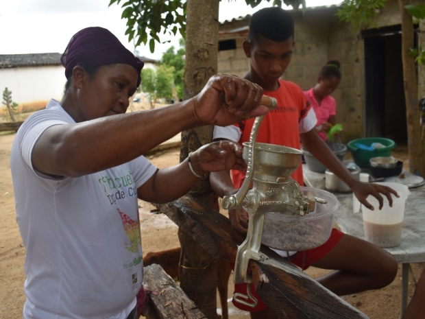 Luzmila moliendo para extraer la leche del corozo. Fotografía: Angélica Pérez.