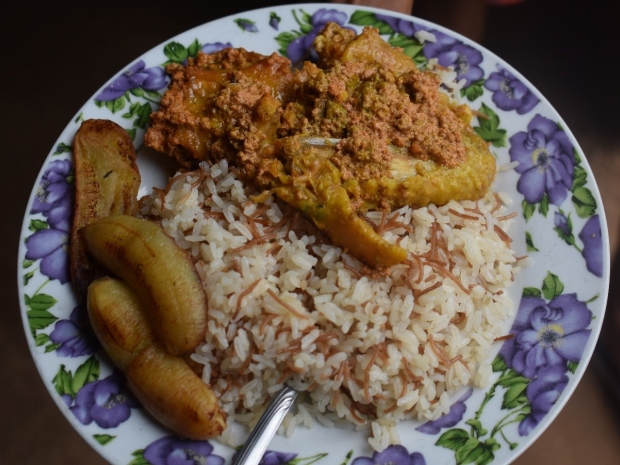 Chicharro de gallina criolla acompañado de arroz de fideo y tajadas.